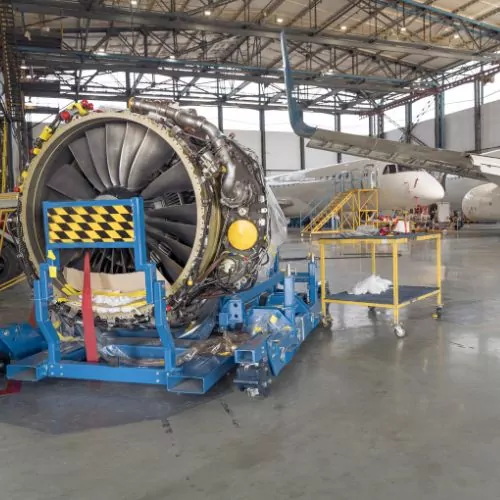 Motor de avión sobre carro de transporte de acero soldado en un hangar de mantenimiento