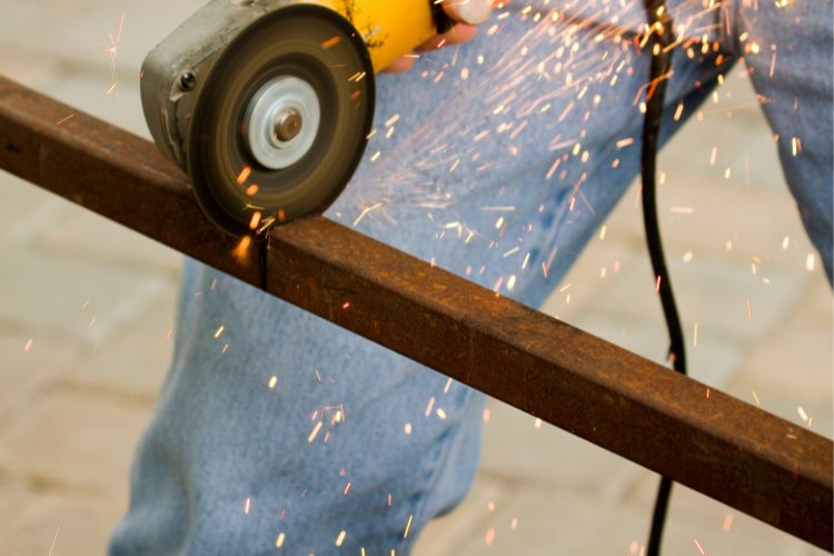 Disco de corte de acero cortando pieza